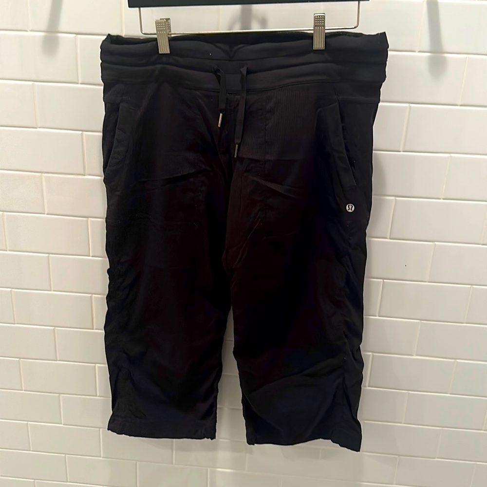 VINTAGE LULULEMON MID RISE STUDIO CAPRI